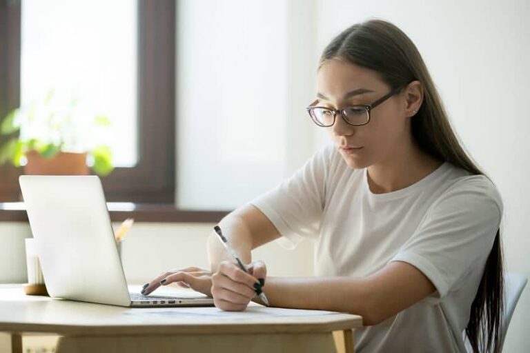 Pros and Cons of Taking Notes on a Laptop